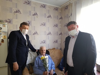 Сергей Агапов и Владимир Дмитриев поздравили ветеранов с Днем Победы